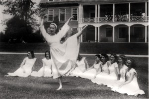 Martha Graham demonstrates for her students at the Bennington Festival in the 1930s